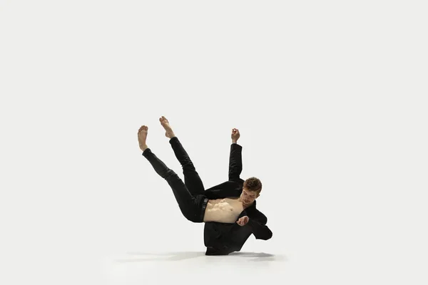 Homem em roupas de estilo casual pulando e dançando isolado no fundo branco. Arte, movimento, ação, flexibilidade, conceito de inspiração. Dançarino de balé caucasiano flexível. — Fotografia de Stock