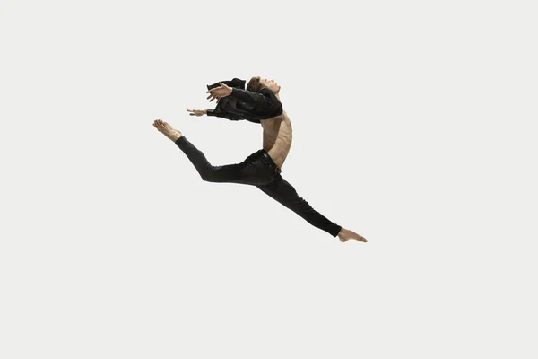 Hombre en ropa casual saltando y bailando aislado sobre fondo blanco. Arte, movimiento, acción, flexibilidad, concepto de inspiración. Flexible bailarina de ballet caucásica. — Foto de Stock