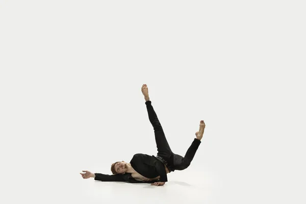 Man in casual stijl kleding springen en dansen geïsoleerd op witte achtergrond. Kunst, beweging, actie, flexibiliteit, inspiratie. Flexibele Kaukasische balletdanser. — Stockfoto