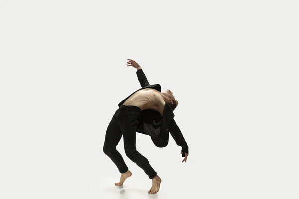 Hombre en ropa casual saltando y bailando aislado sobre fondo blanco. Arte, movimiento, acción, flexibilidad, concepto de inspiración. Flexible bailarina de ballet caucásica. — Foto de Stock