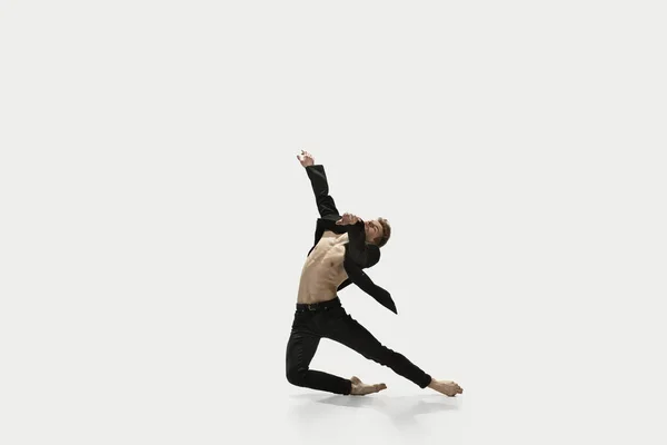 穿着休闲装的男人在白色背景下跳着舞。艺术,运动,动作,灵活性,灵感的概念.灵活的高加索芭蕾舞者. — 图库照片