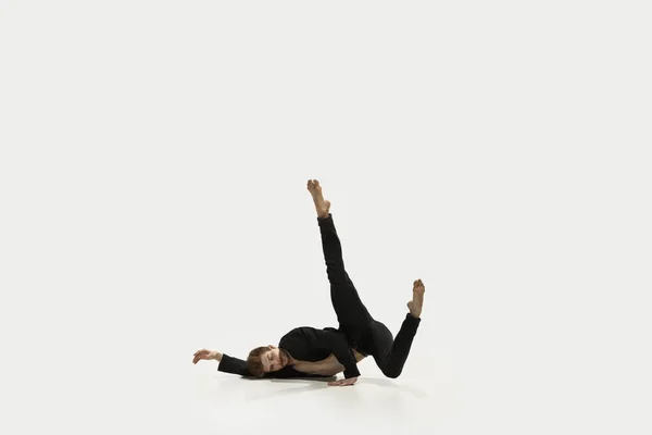 Man in casual stijl kleding springen en dansen geïsoleerd op witte achtergrond. Kunst, beweging, actie, flexibiliteit, inspiratie. Flexibele Kaukasische balletdanser. — Stockfoto