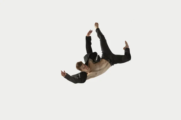 Mann in lässiger Kleidung springt und tanzt isoliert auf weißem Hintergrund. Kunst, Bewegung, Aktion, Flexibilität, Inspirationskonzept. Flexible kaukasische Balletttänzerin. — Stockfoto
