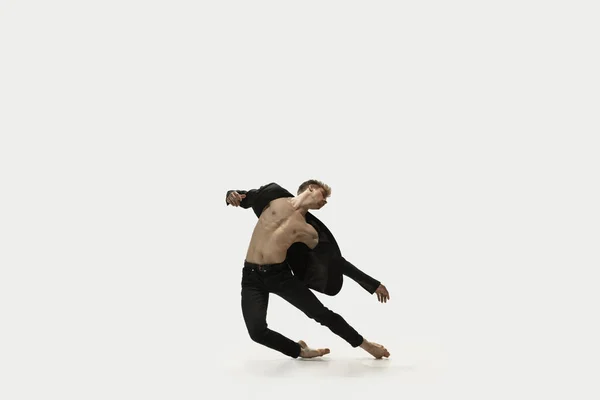 穿着休闲装的男人在白色背景下跳着舞。艺术,运动,动作,灵活性,灵感的概念.灵活的高加索芭蕾舞者. — 图库照片