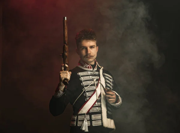 Jovem de terno como pessoa real isolado em fundo verde escuro. Estilo retro, comparação do conceito eras. Modelo masculino bonito como caráter histórico, monarca, antiquado. — Fotografia de Stock