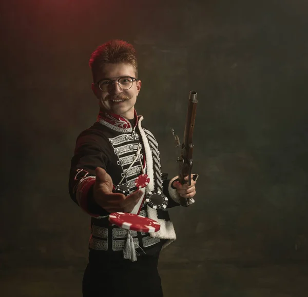 Hombre joven en traje como persona real aislado sobre fondo verde oscuro. Estilo retro, comparación de conceptos de eras. Hermoso modelo masculino como personaje histórico, monarca, pasado de moda. —  Fotos de Stock