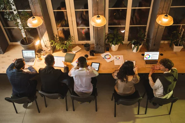 Rekan kerja bekerja sama di kantor modern menggunakan perangkat dan gadget selama pertemuan kreatif — Stok Foto
