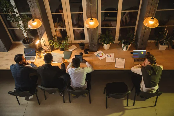 Colegas trabajando juntos en la oficina moderna utilizando dispositivos y dispositivos durante la reunión creativa — Foto de Stock