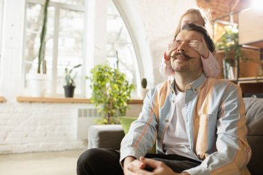 Mutlu bir baba ve küçük tatlı bir kız. Aile zamanı, birliktelik, ebeveynlik ve mutlu çocukluk kavramı. Samimi duygularla hafta sonu.