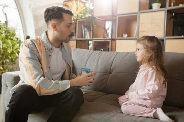 Pai feliz e filha engraçada em casa. Tempo de família, união, parentalidade e conceito de infância feliz. Fim de semana com emoções sinceras. — Fotografia de Stock