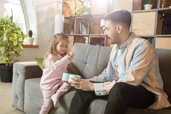 Gelukkige vader en kleine schattige dochter thuis. Familie tijd, gehamer, ouderschap en gelukkige kindertijd concept. Weekend met oprechte emoties. — Stockfoto