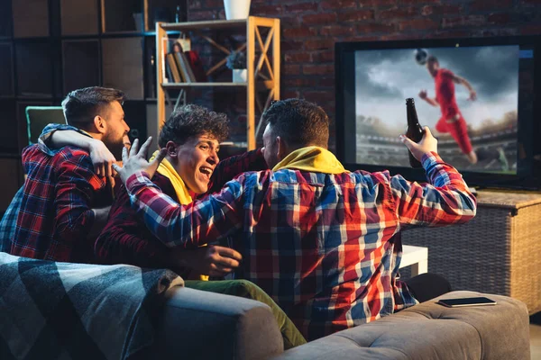 テレビを見て友達のグループは、スポーツの試合を一緒に。感情的なファンはエキサイティングなゲームを見て、お気に入りのチームを応援します。友情、レジャー活動、感情の概念 — ストック写真
