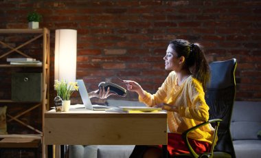 Genç beyaz kadın bilgisayarla online bankacılık kullanıyor..