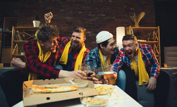 Groupe d'amis regardant la télévision, sport match ensemble. Les fans émotionnels applaudir pour l'équipe préférée, regarder sur le jeu passionnant. Concept d'amitié, de loisirs, d'émotions — Photo