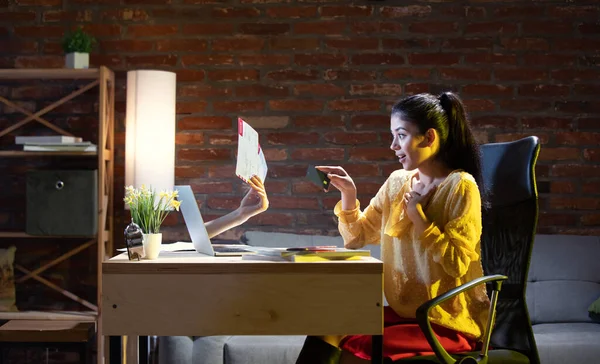 Jonge blanke vrouw met behulp van online bankieren via laptop. — Stockfoto