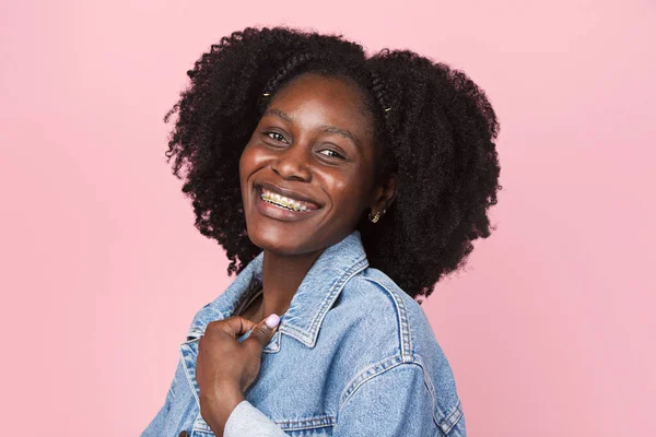 Африкансько-американський жіночий портрет ізольований на рожевому фоні студії з авторським простором — стокове фото