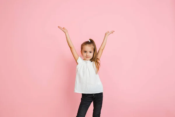 Bella ragazza caucasica ritratto isolato su sfondo rosa studio con copyspace — Foto Stock