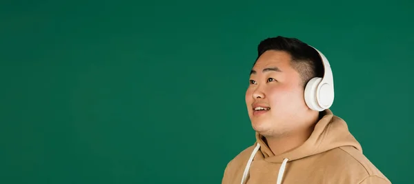 Asiático mans retrato isolado sobre verde estúdio fundo com copyspace — Fotografia de Stock