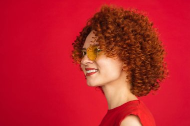 Beyaz kadın portresi kırmızı stüdyo arka planında kopyalanmış.