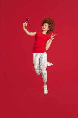 Beyaz kadın portresi kırmızı stüdyo arka planında kopyalanmış.