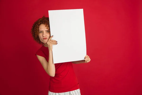Caucásico mujeres retrato aislado sobre rojo estudio fondo con copyspace —  Fotos de Stock
