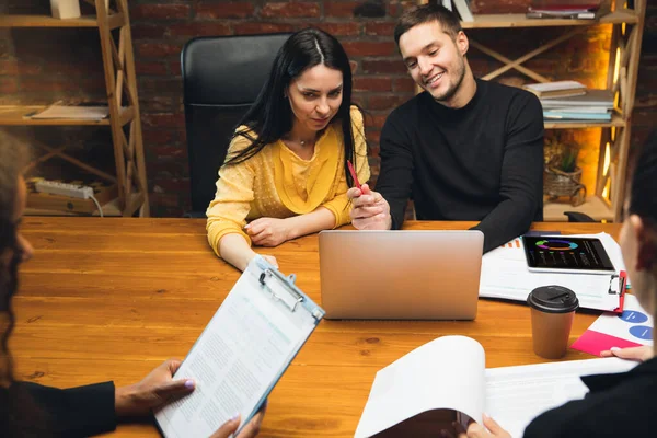 Colegas trabalhando juntos no escritório moderno usando dispositivos e gadgets durante a reunião criativa — Fotografia de Stock