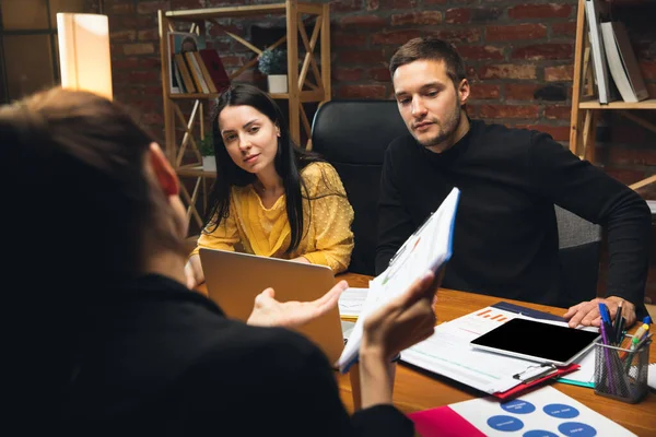 Kollegen arbeiten im modernen Büro mit Geräten und Gadgets während eines kreativen Meetings zusammen — Stockfoto