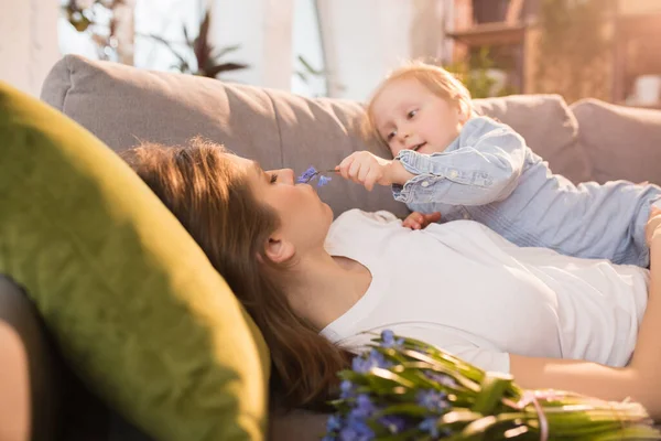 Familie tijd. Moeder en dochter die tijd samen thuis, kijk gelukkig en oprecht — Stockfoto