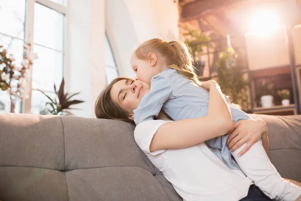 Tempo de família. Mãe e filha tendo tempo juntos em casa, olhar feliz e sincero — Fotografia de Stock