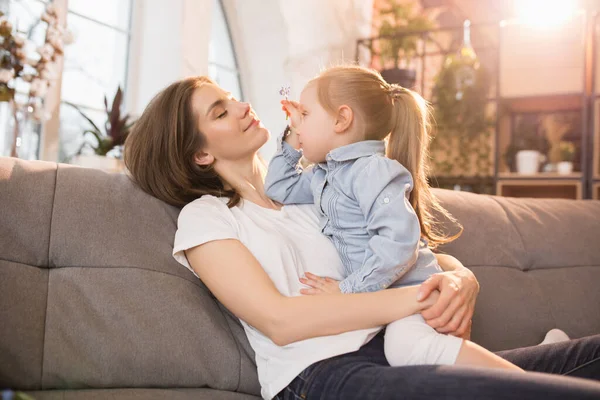 Tiempo en familia. Madre e hija que pasan tiempo juntas en casa, se ven felices y sinceras — Foto de Stock