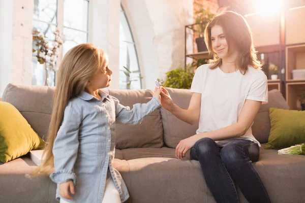 Tempo de família. Mãe e filha tendo tempo juntos em casa, olhar feliz e sincero — Fotografia de Stock