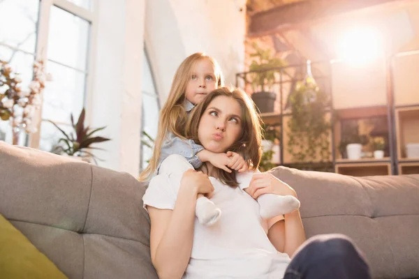 Tempo de família. Mãe e filha tendo tempo juntos em casa, olhar feliz e sincero — Fotografia de Stock