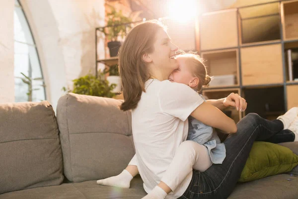 Familie tijd. Moeder en dochter die tijd samen thuis, kijk gelukkig en oprecht — Stockfoto