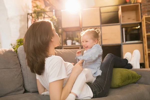 Tempo de família. Mãe e filha tendo tempo juntos em casa, olhar feliz e sincero — Fotografia de Stock