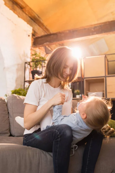 Tempo de família. Mãe e filha tendo tempo juntos em casa, olhar feliz e sincero — Fotografia de Stock