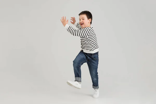 Garçon caucasien isolé sur fond blanc studio. Copyspace. Enfance, éducation, concept des émotions — Photo