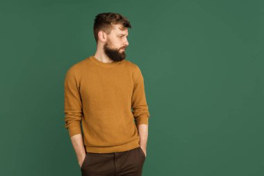 Beyaz adam portresi, yeşil stüdyo arka planında kopyalanmış.