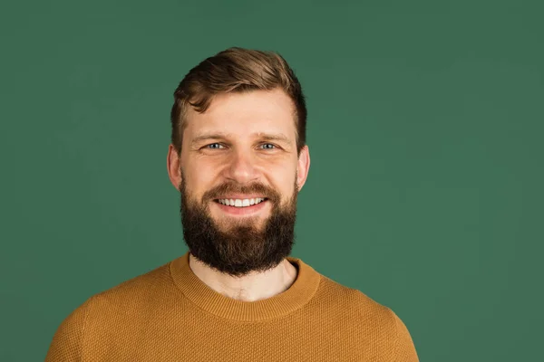 Caucásico mans retrato aislado sobre verde estudio fondo con copyspace — Foto de Stock