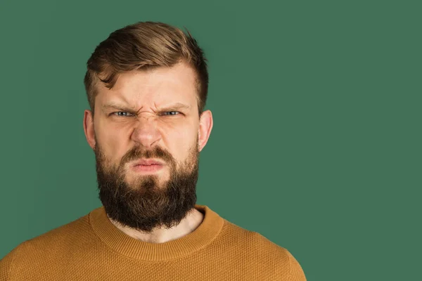 Retrato de homem caucasiano isolado sobre fundo verde estúdio com copyspace — Fotografia de Stock