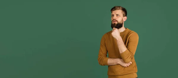 Retrato de homem caucasiano isolado sobre fundo verde estúdio com copyspace — Fotografia de Stock