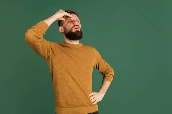 Caucásico mans retrato aislado sobre verde estudio fondo con copyspace — Foto de Stock