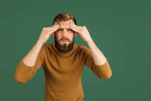 Kaukasisches Männerporträt isoliert über grünem Studiohintergrund mit Kopierraum — Stockfoto