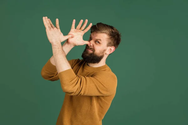 Kaukasiska mans porträtt isolerad över grön studio bakgrund med copyspace — Stockfoto