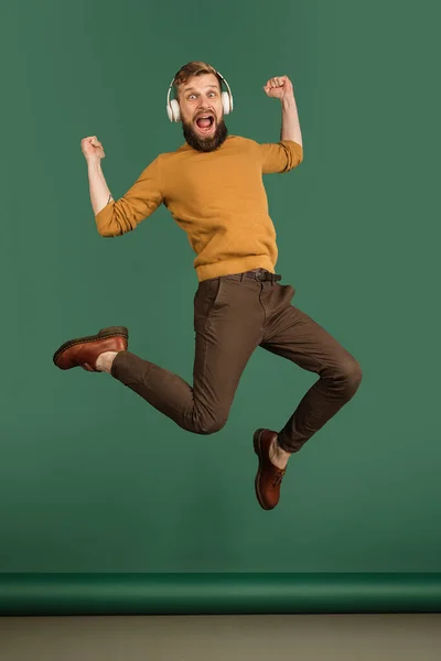 Retrato de homem caucasiano isolado sobre fundo verde estúdio com copyspace — Fotografia de Stock