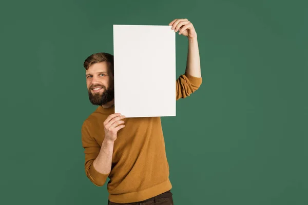 Fehér ember portré elszigetelt zöld stúdió háttér copyspace — Stock Fotó