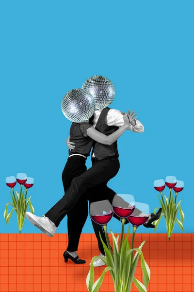 Colagem de arte contemporânea, design moderno. Humor de festa. Casal com cabeças de discoteca dançando entre flores de copos de vinho tinto — Fotografia de Stock