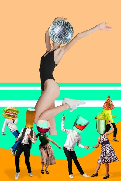 現代美術のコラージュ、現代的なデザイン。パーティー気分だ。巨大な女性のダンス,ディスコボールで頭,人々に囲まれて,アルコールやスナックで頭. — ストック写真