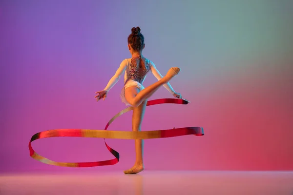 Gymnaste rythmique afro-américain, jolie fille pratiquant sur fond de studio dégradé au néon — Photo