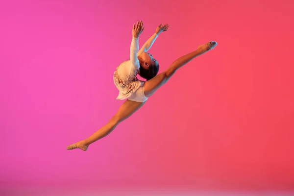 Ginnasta ritmica afro-americana, bella ragazza che pratica su sfondo gradiente in studio in luce al neon — Foto Stock