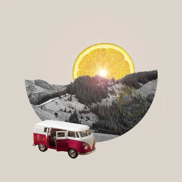 Collage d'art contemporain, design moderne. Humeur estivale. Fond de montagne avec coucher de soleil en tranche d'orange, — Photo